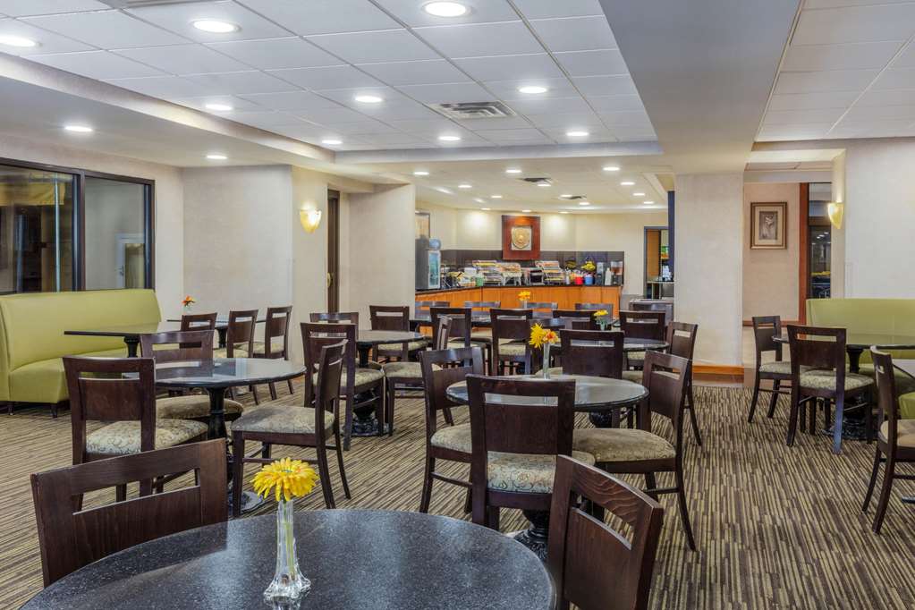 La Quinta Inn & Suites by Wyndham Garden City - photo 58