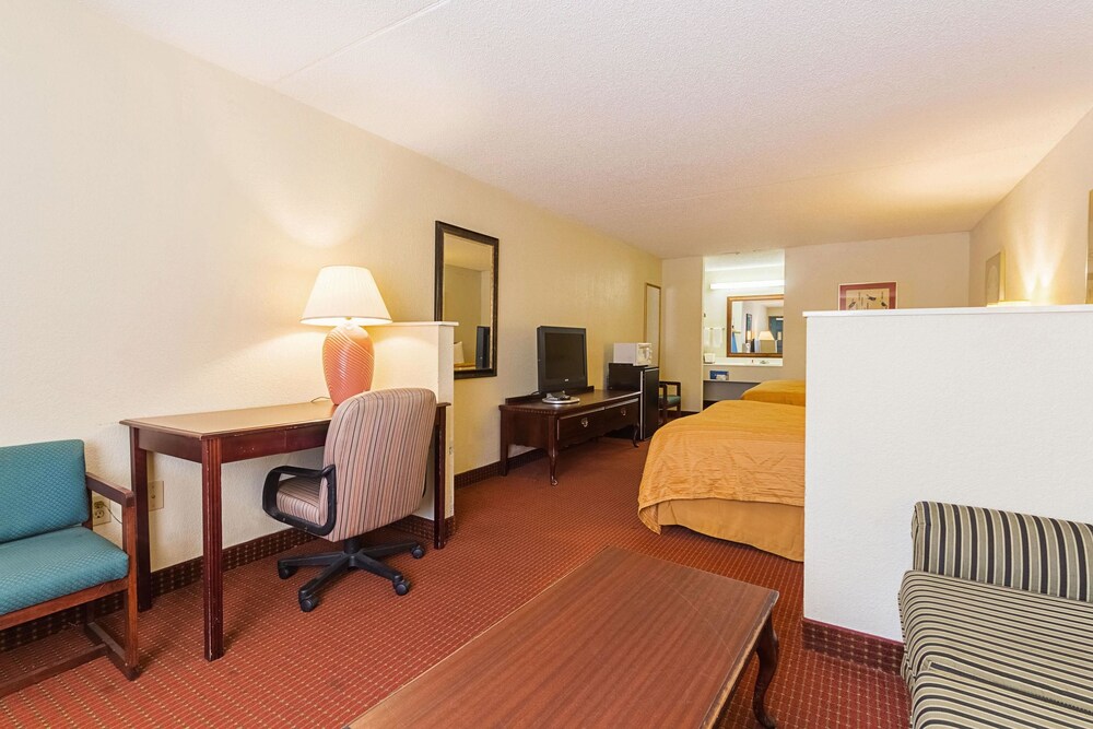 Econo Lodge Inn & Suites Bentonville Rodgers - photo 20