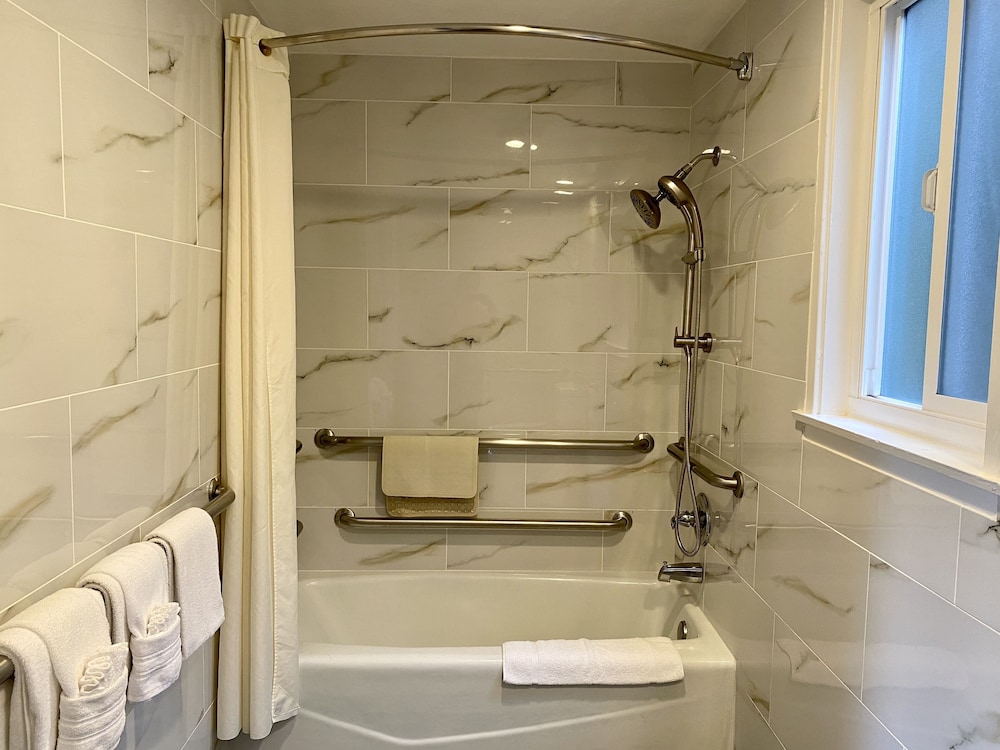 Aura Inn Monterey - photo 90
