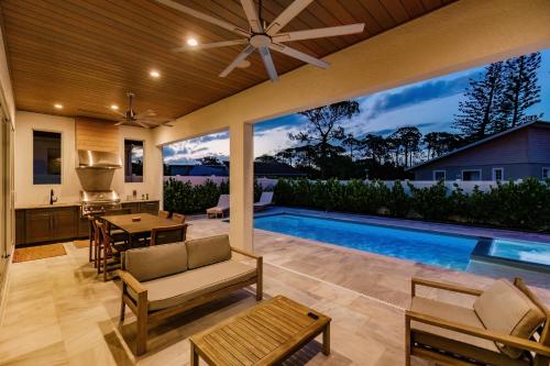 Modern Luxury Coastal Home Bikinis & Martinis — 4-Star Luxury Hotel in Naples, United States