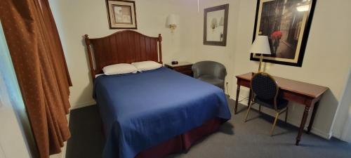 Husker Inn - photo 8