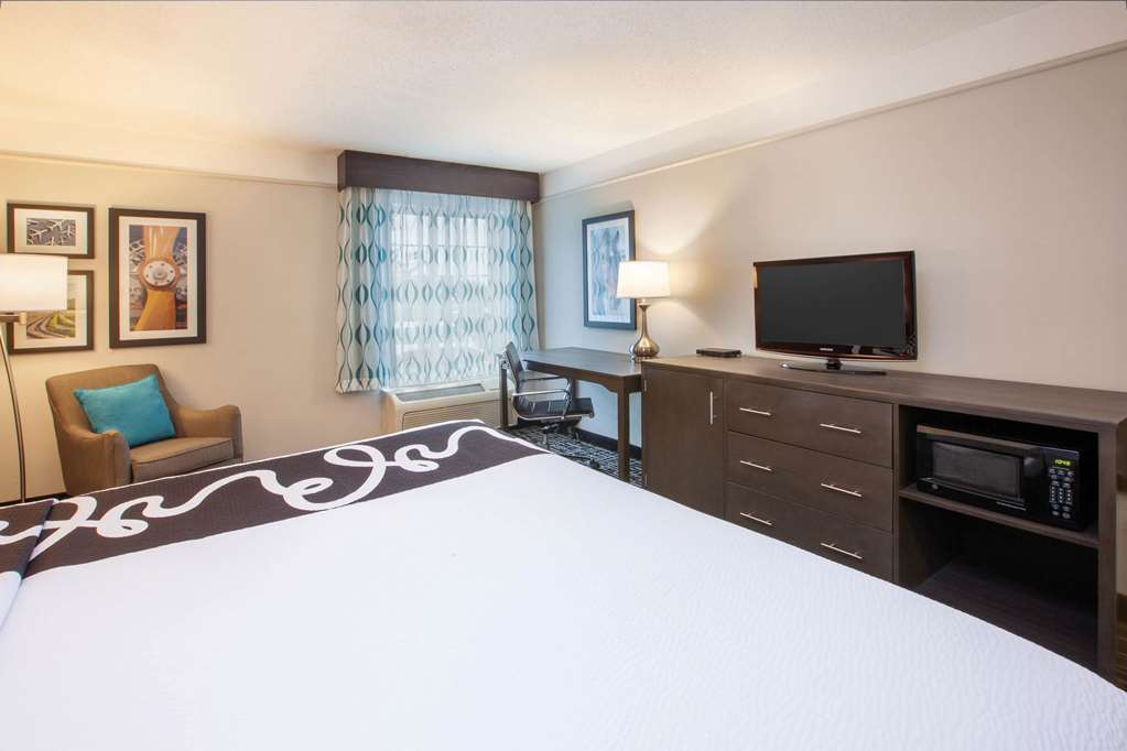 La Quinta Inn & Suites by Wyndham Cincinnati Airpt Florence - photo 7