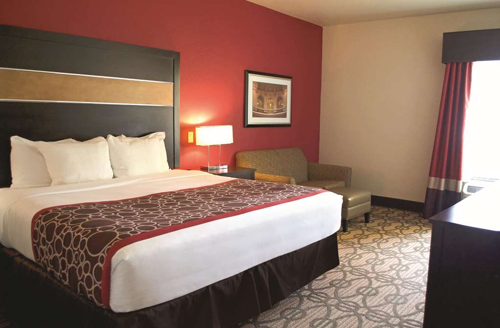La Quinta Inn & Suites by Wyndham Pearsall - photo 17