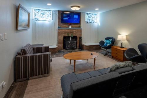 West Seattle 2BR Sleeps 6 Easy Access to Stadiums & Downtown in Seattle, United States