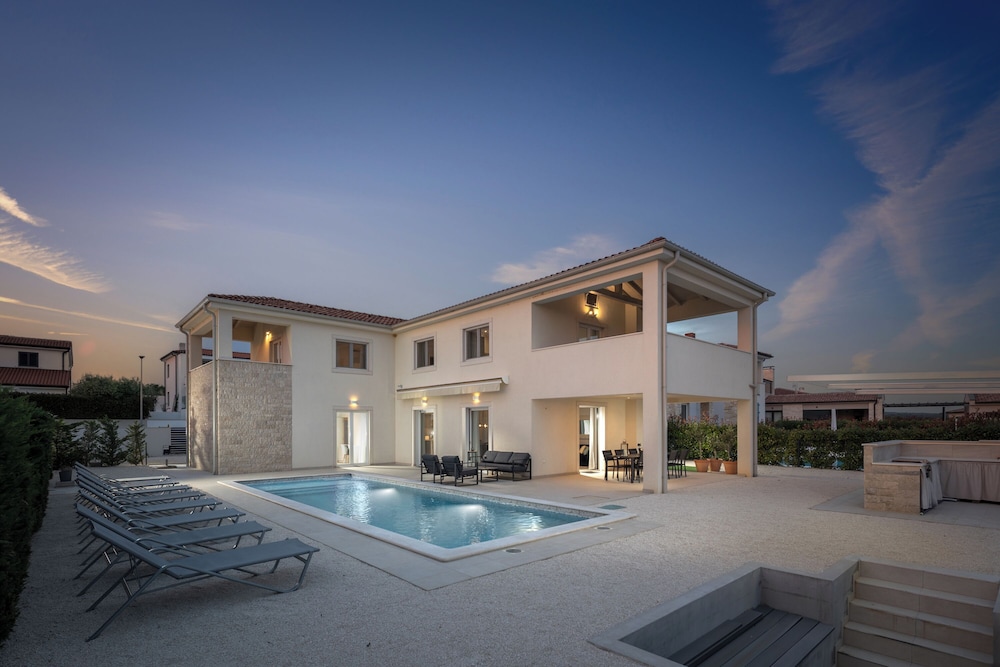 Villa Ivona di San Lorenzo Private Pool — 4-Star Luxury Hotel in Sveti Lovrec Pazenaticki, Croatia