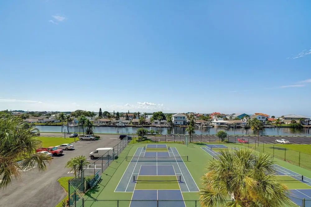 Balcony & Resort Amenities: Gulf Coast Escape in Hudson, United States