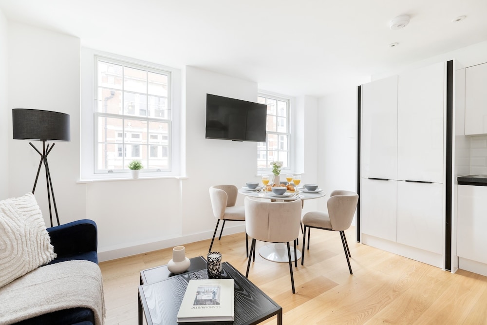 Modern 1BR with Balcony by Soho — 4-Star Luxury Hotel in London, United Kingdom