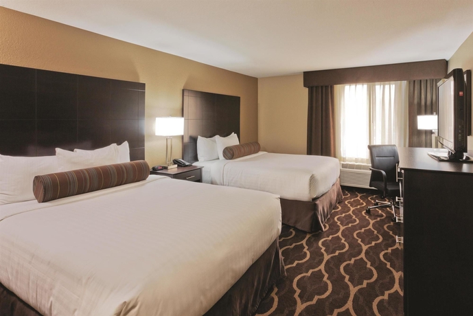 La Quinta Inn & Suites by Wyndham Las Vegas Tropicana - photo 4