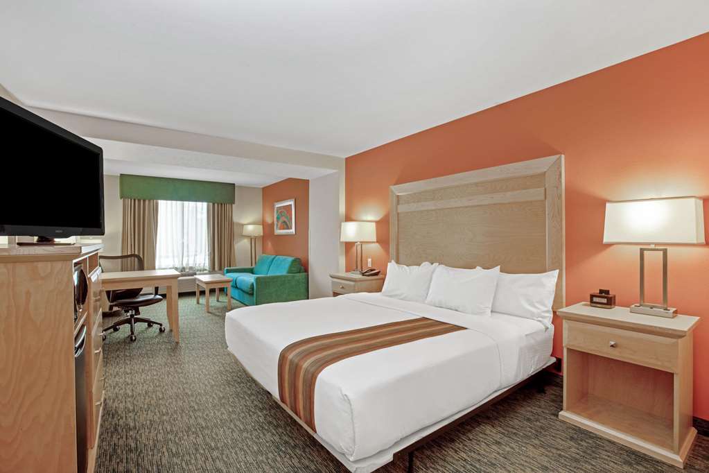 La Quinta Inn & Suites by Wyndham Grand Forks - photo 37