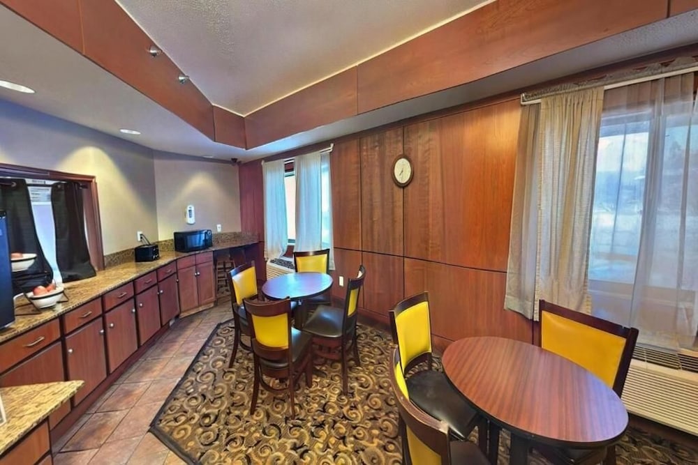 FairBridge Inn & Suites Batavia Darien Amusement Park - photo 27