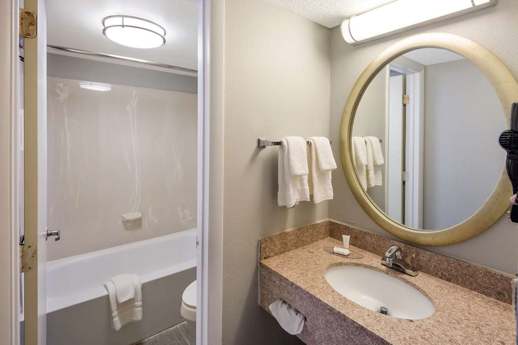 Clarion Pointe Indianapolis Northeast - photo 20