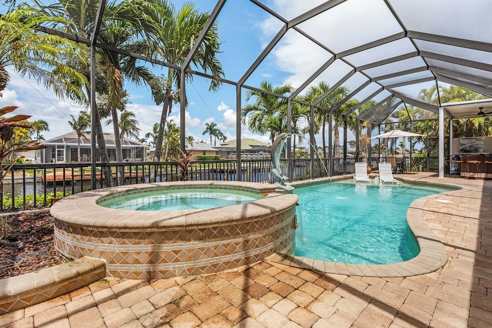 Canalfront Oasis Cape Coral Home with Pool and Spa — 4-Star Luxury Hotel in Cape Coral, United States