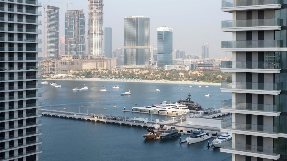KeyRock Palm View Apt with Pool — 4-Star Luxury Hotel in Dubai, United Arab Emirates