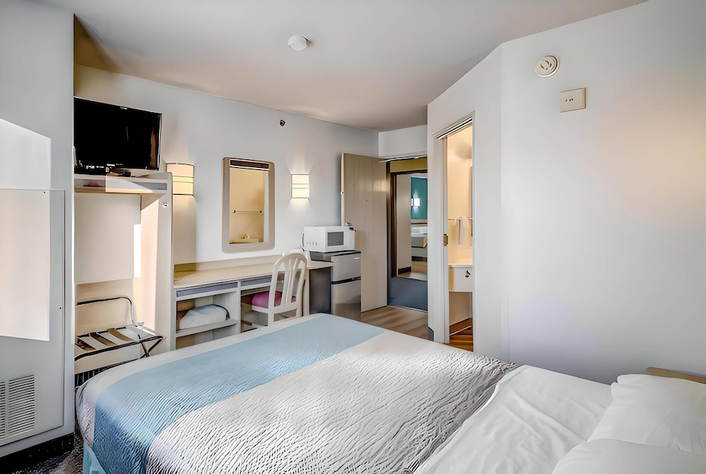 Econo Lodge Menomonie - photo 5