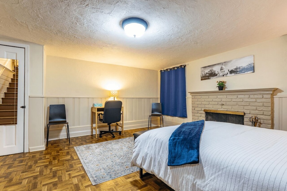 Spacious 4BR CozySuites in Old Town Alexandria - photo 8