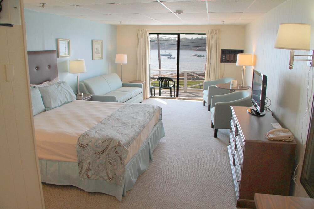 Bluebird Ocean Point Inn - photo 44