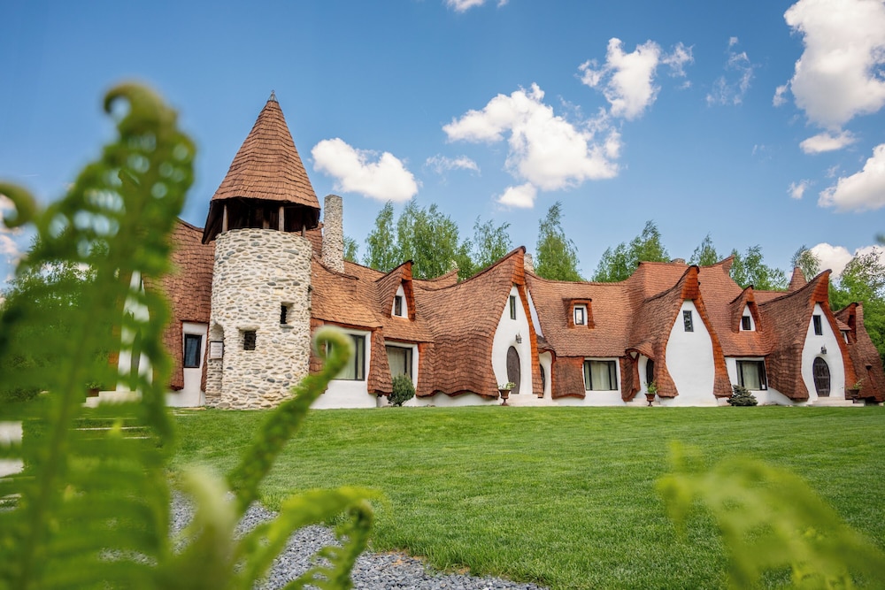 Castelul De Lut — 4-Star Luxury Hotel in Porumbacu De Jos, Romania