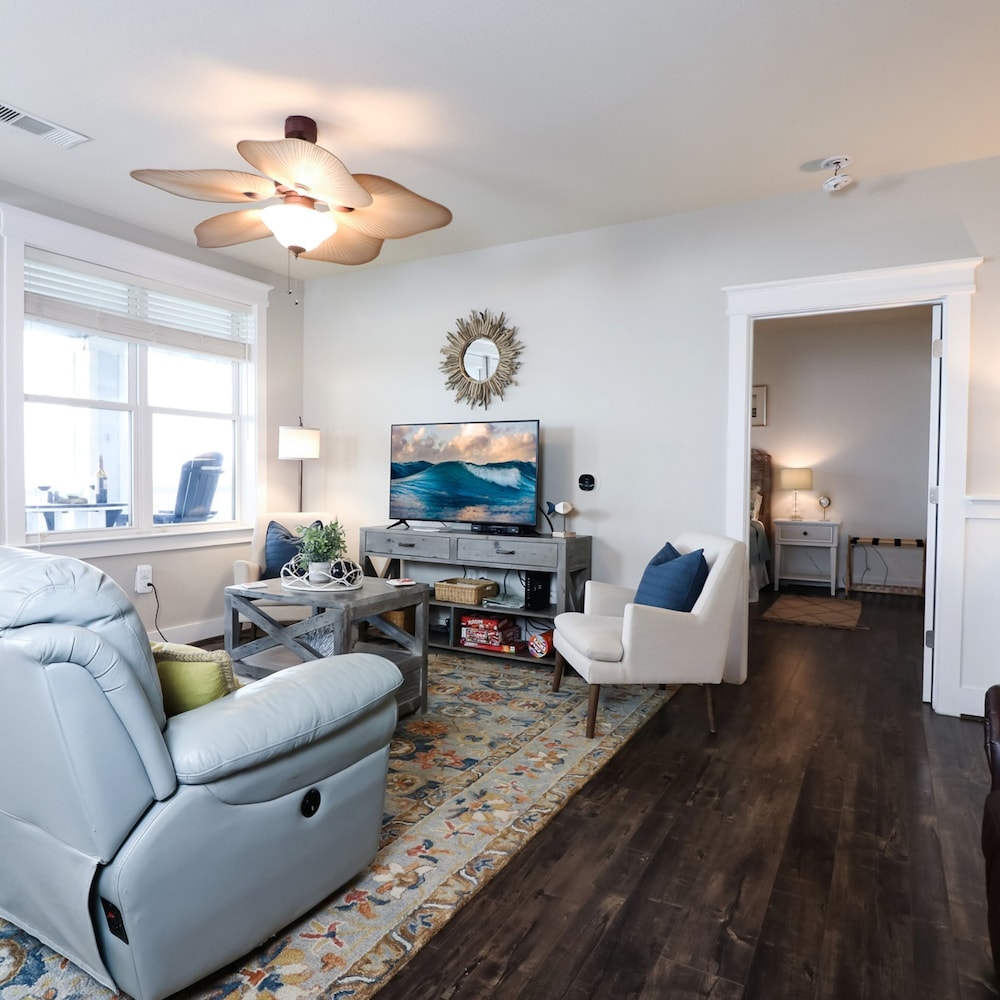 Resort Living on the Bay 2 bed 2 Bath Gorgeous Views Heated Infinity Pool Beach Access Galveston - photo 9
