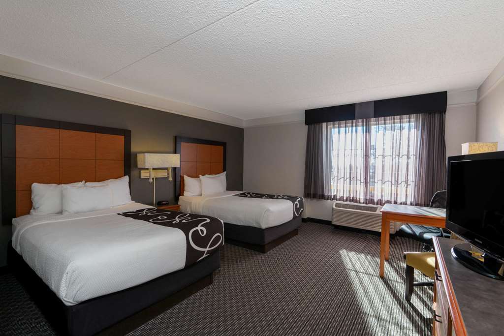 La Quinta Inn & Suites by Wyndham Pueblo - photo 23