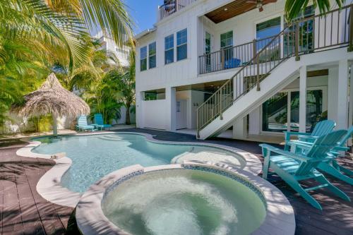 Golf Cart included private home and only steps to the beach — 4-Star Luxury Hotel in Holmes Beach, United States