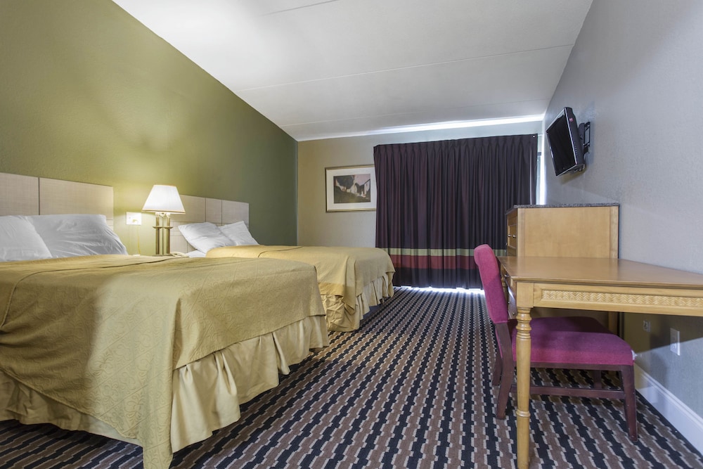 Super 8 by Wyndham Battleboro Rocky Mount - photo 4