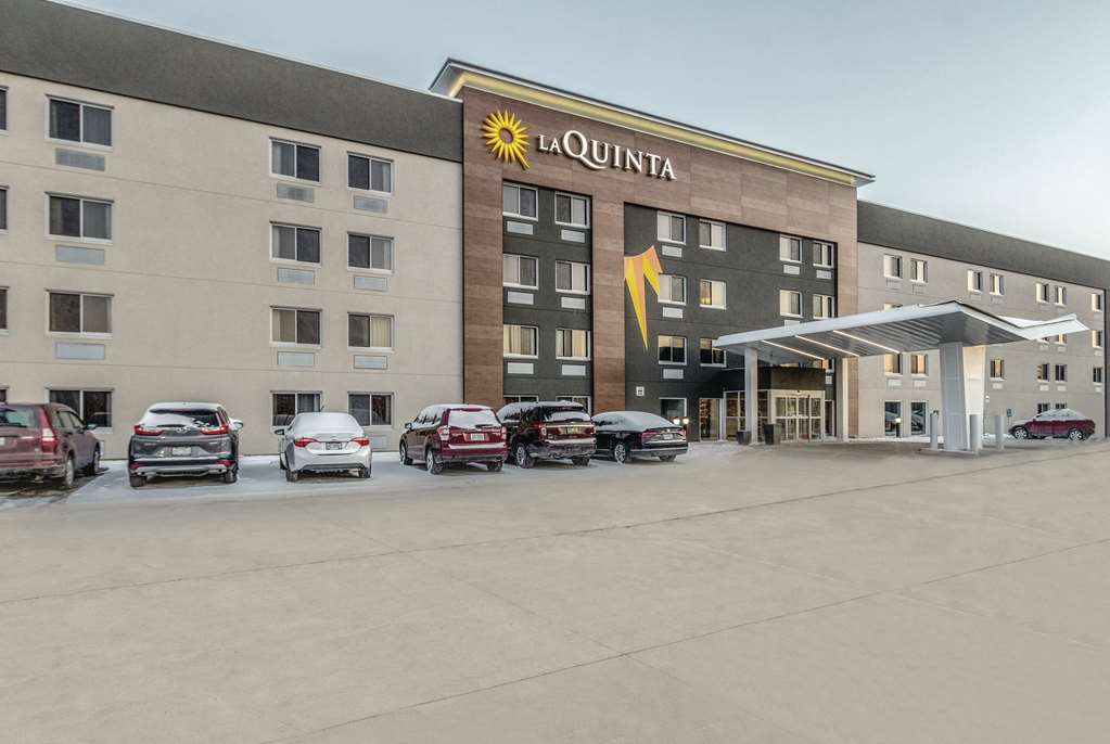 La Quinta Inn & Suites by Wyndham Cleveland Airport North - photo 2