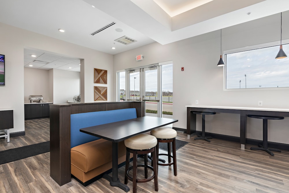 Holiday Inn Exp Parkville - photo 5
