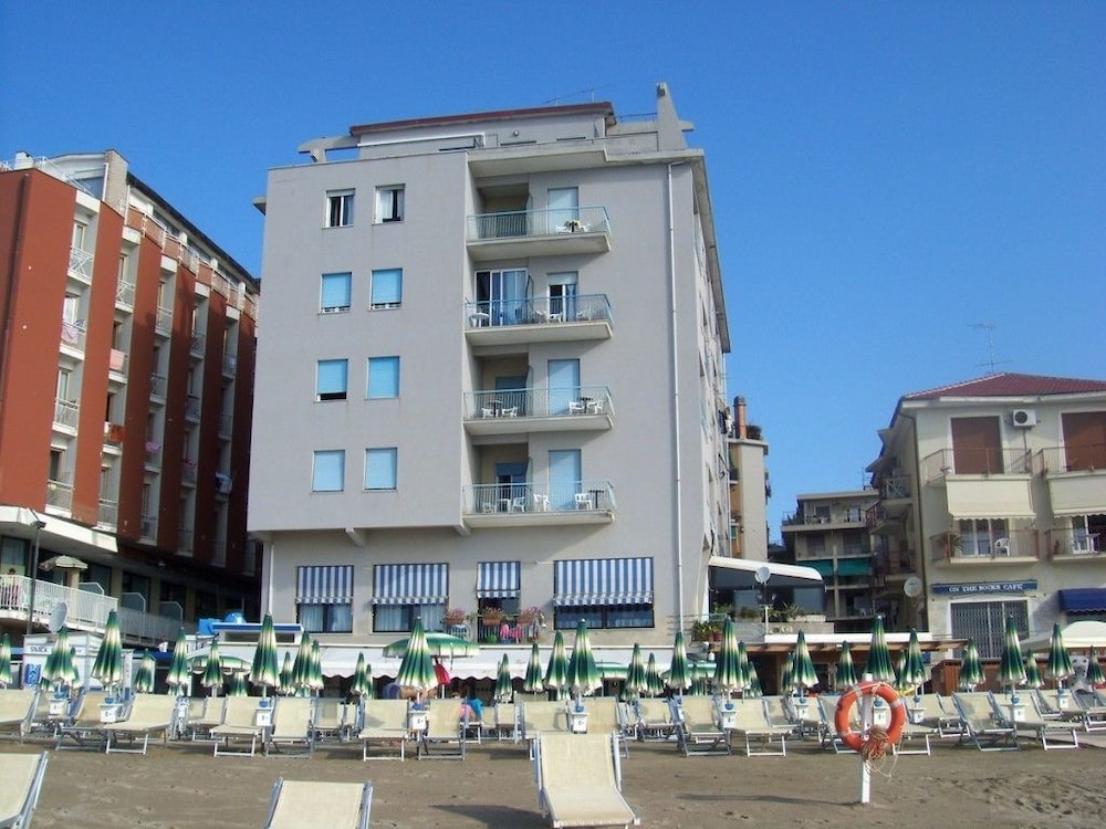 Hotel Maremola — hotel in Pietra Ligure