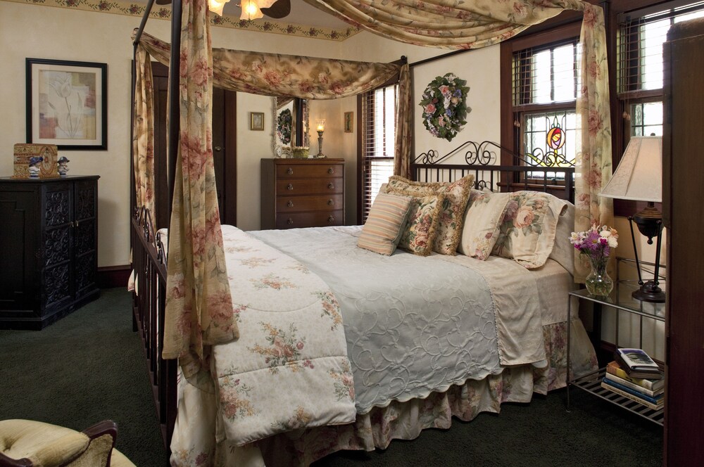 Cliff Cottage Inn Victorian B&B and Boutique Hotel - photo 4