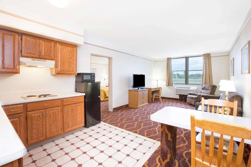 Super 8 by Wyndham Brooklyn - photo 9