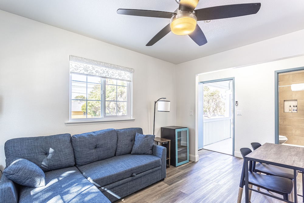 Coastal Breeze Inn - photo 8