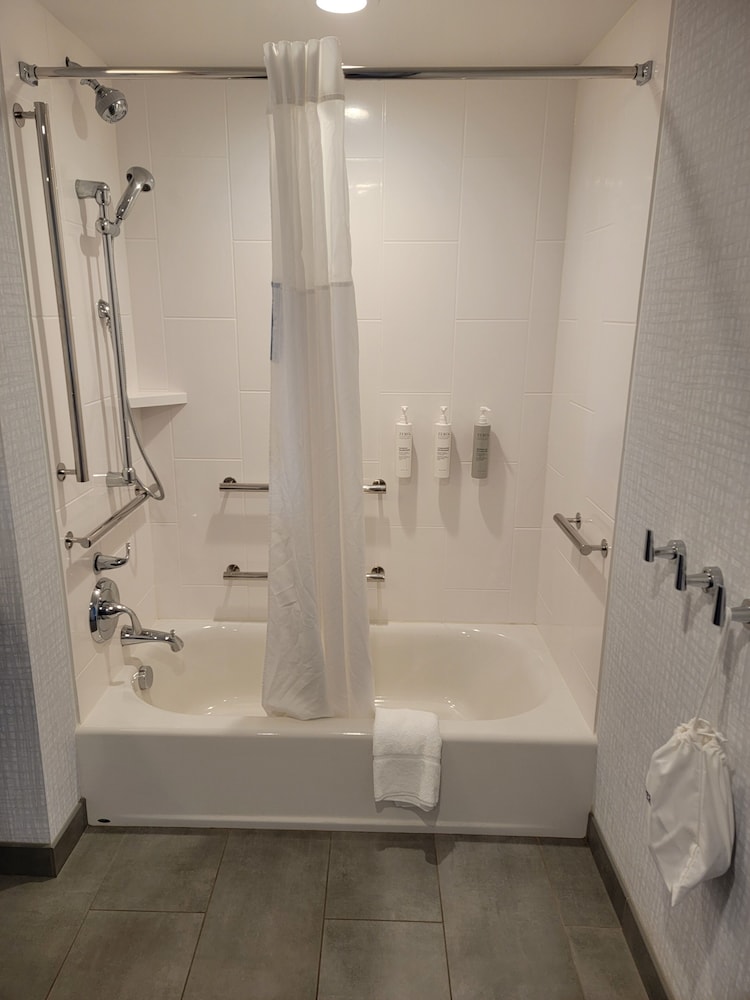 Hampton Inn & Suites Erie Bayfront - photo 24