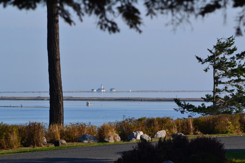 Juan de Fuca Waterfront Hotel & Cottages - photo 28