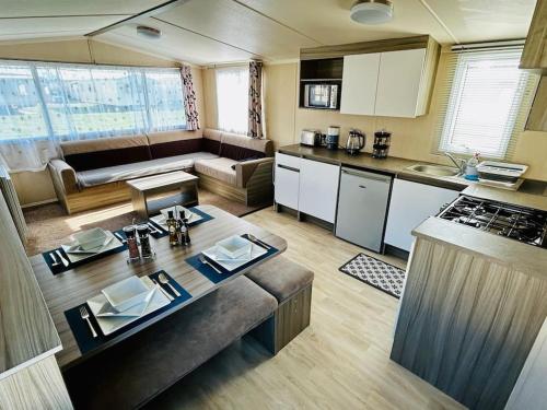 Charming Chamber With Spacious Relaxing Area — Bognor Regis