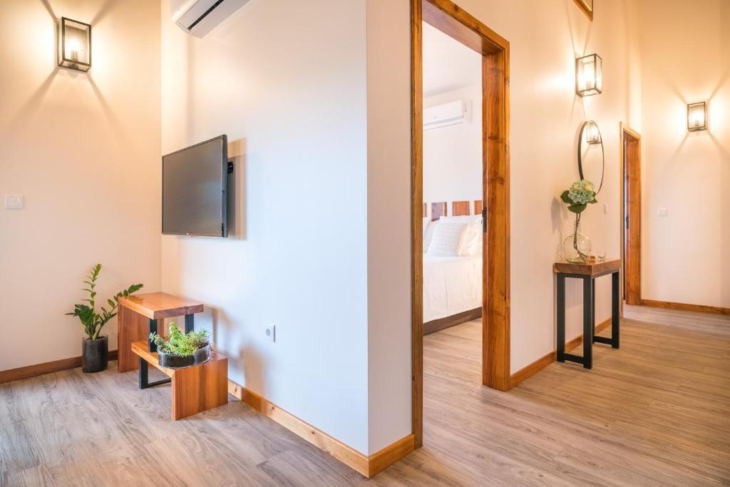 Casa Mariana by Rent2u Lda — 4-Star Luxury Hotel in Calheta, Portugal