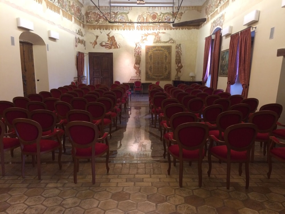 Castello di Altomonte — hotel in Altomonte