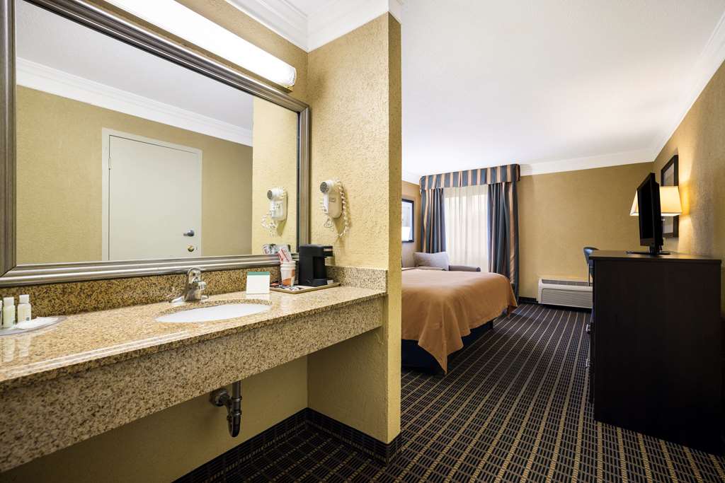 Quality Inn & Suites Syracuse Fairgrounds - photo 11