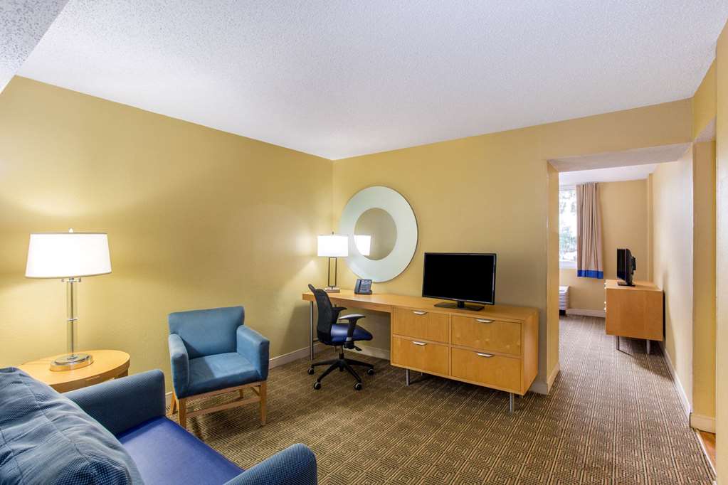 La Quinta Inn & Suites by Wyndham Sarasota Downtown - photo 29