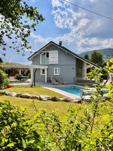 Le Jardin de Rose et Capucine piscine et jardin avec terrasse in Gerardmer, France