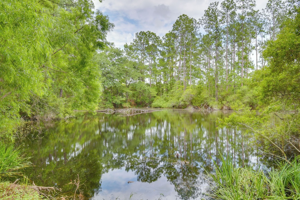 Cozy Fairhope Retreat w Patio & Grill — hotel in Fairhope