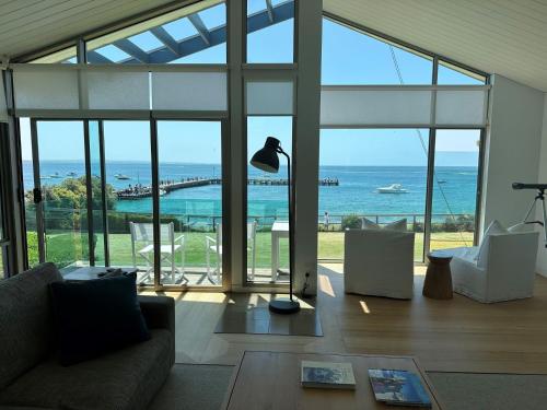 Waters Edge absolute beachfront - carbon neutral hotel in Unknown City