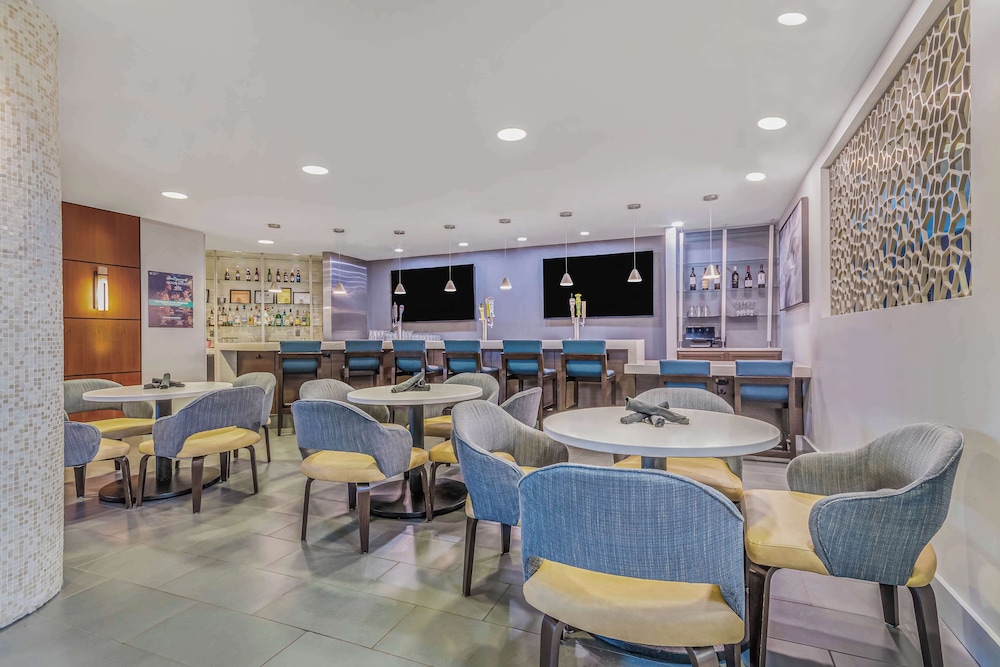 Embassy Suites by Hilton Detroit Metro Airport - photo 43