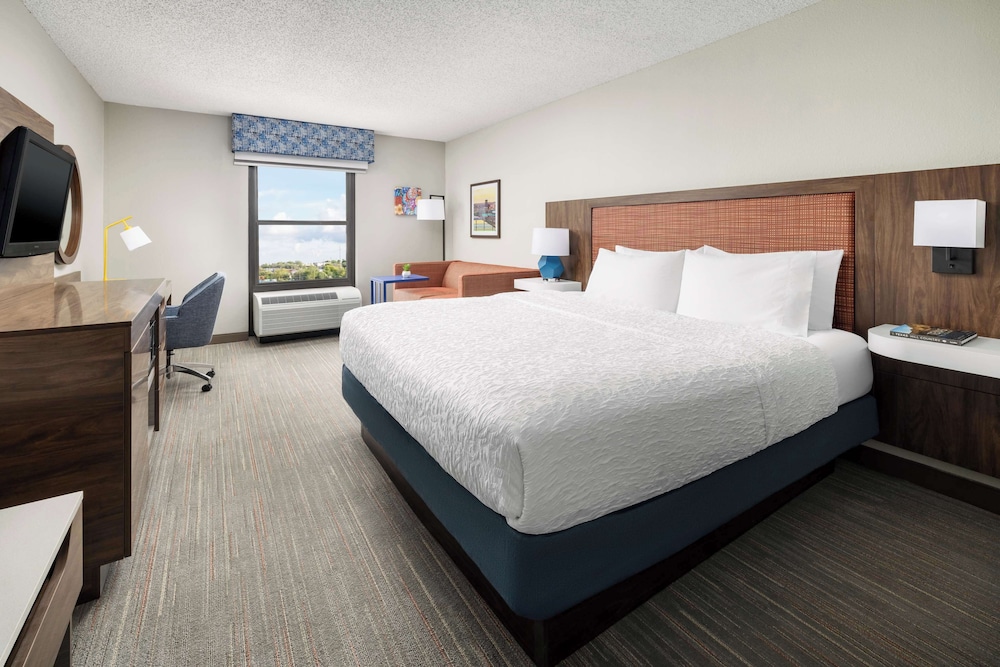 Hampton Inn Laredo - photo 12