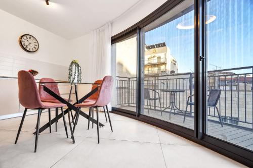 Deluxe 1 Bedrooms Apartment Terrace in City Center — 4-Star Luxury Hotel in Jerusalem, Israel