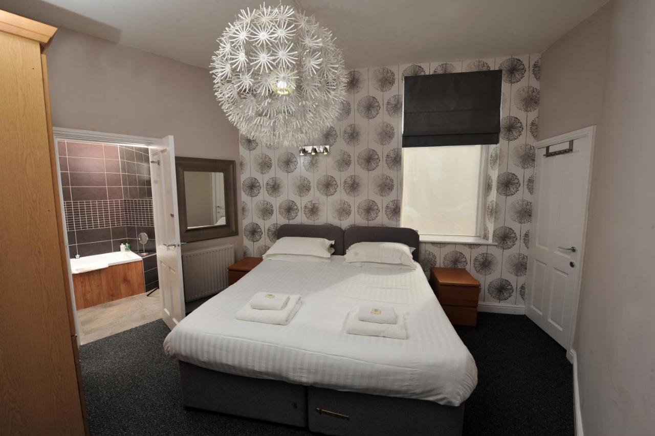 Strawberry One 3 en suite bedrooms Private Parking Harrogate Holiday Apartments — 4-Star Luxury Hotel in Harrogate, United Kingdom