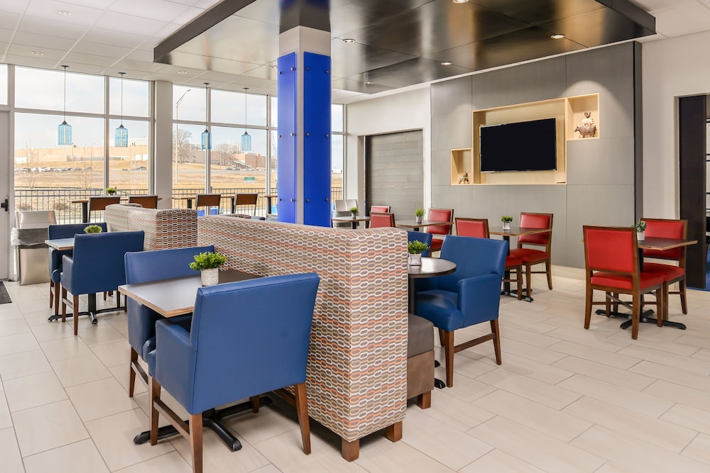 Holiday Inn Express & Suites Kansas City Lee's Summit by IHG - photo 41