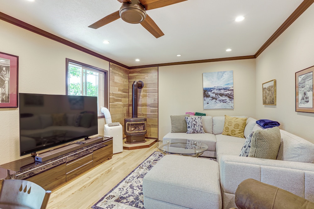 Pet friendly Retreat w Fenced Yard in Aurora