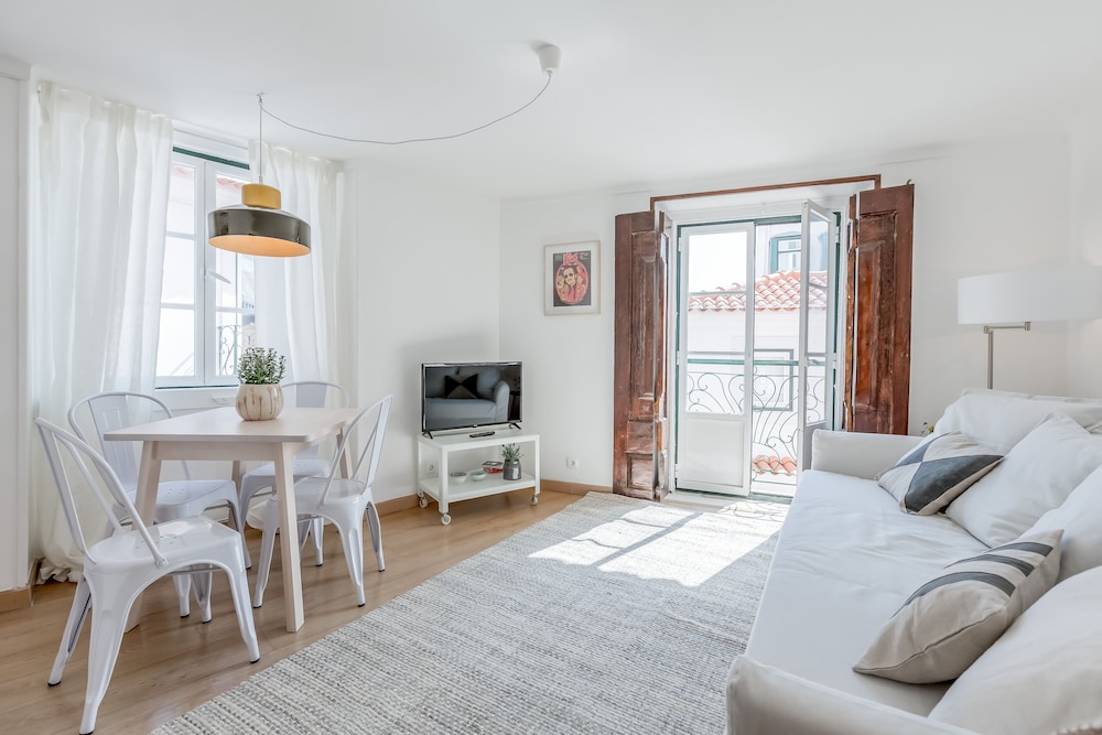 Light Filled Typical Apartment at Alfama By TimeCooler