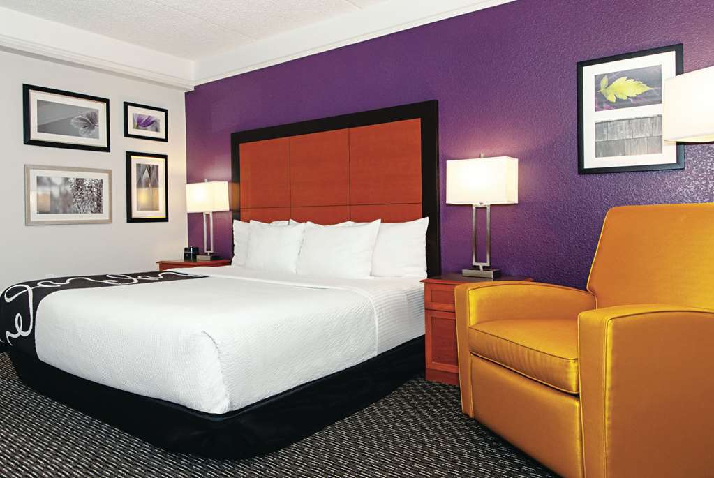 La Quinta Inn & Suites by Wyndham Ontario Airport - photo 44