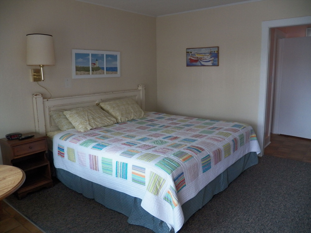 Coast Village Inn & Cottages - photo 11